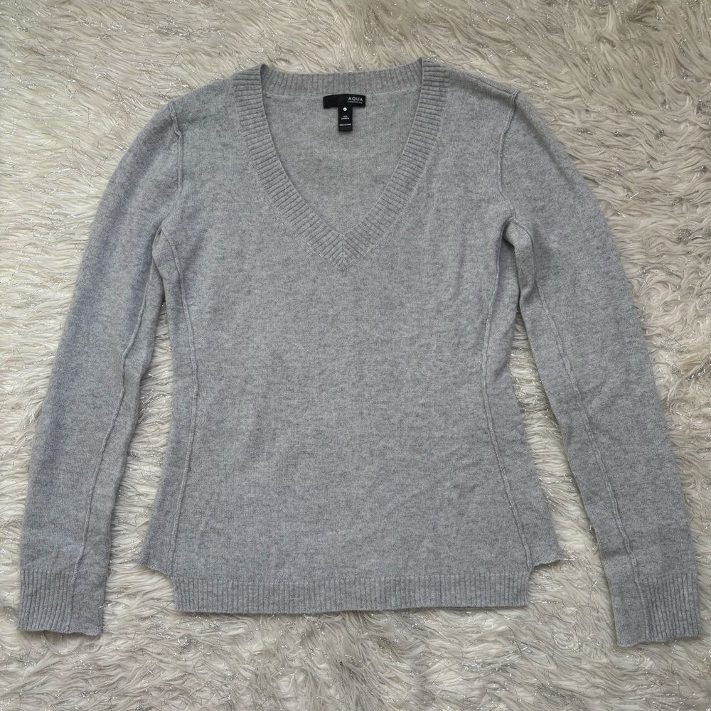 Aqua 100% Cashmere Women's V-Neck Sweater in Light Gray Size M